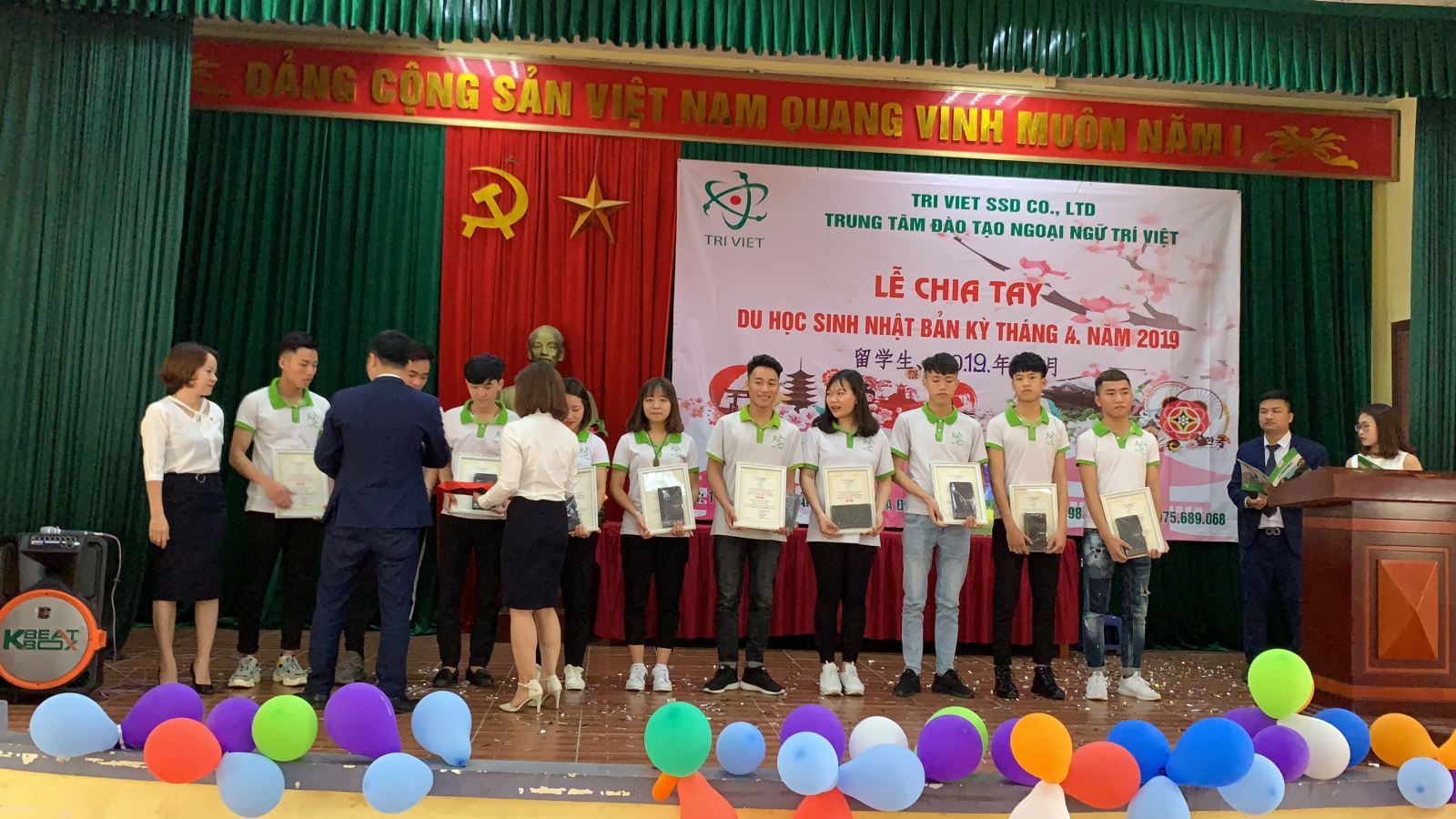 Lễ chia tay du học sinh