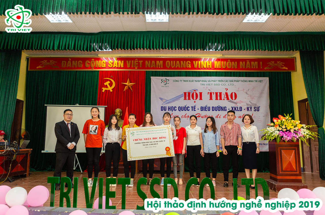 Trung tâm Trí Việt trao tặng học bổng cho các em