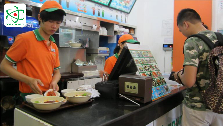 Du học sinh làm việc trong siêu thị